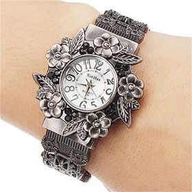 Vintage Ladies Bracelet Watch Pattern 3D Engraved Skeleton Quartz Watch Fancy Women Watches Jewelry Sophisticated And Stylish Women Watch (Color: White)