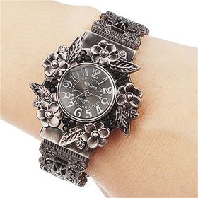 Vintage Ladies Bracelet Watch Pattern 3D Engraved Skeleton Quartz Watch Fancy Women Watches Jewelry Sophisticated And Stylish Women Watch (Color: Black)